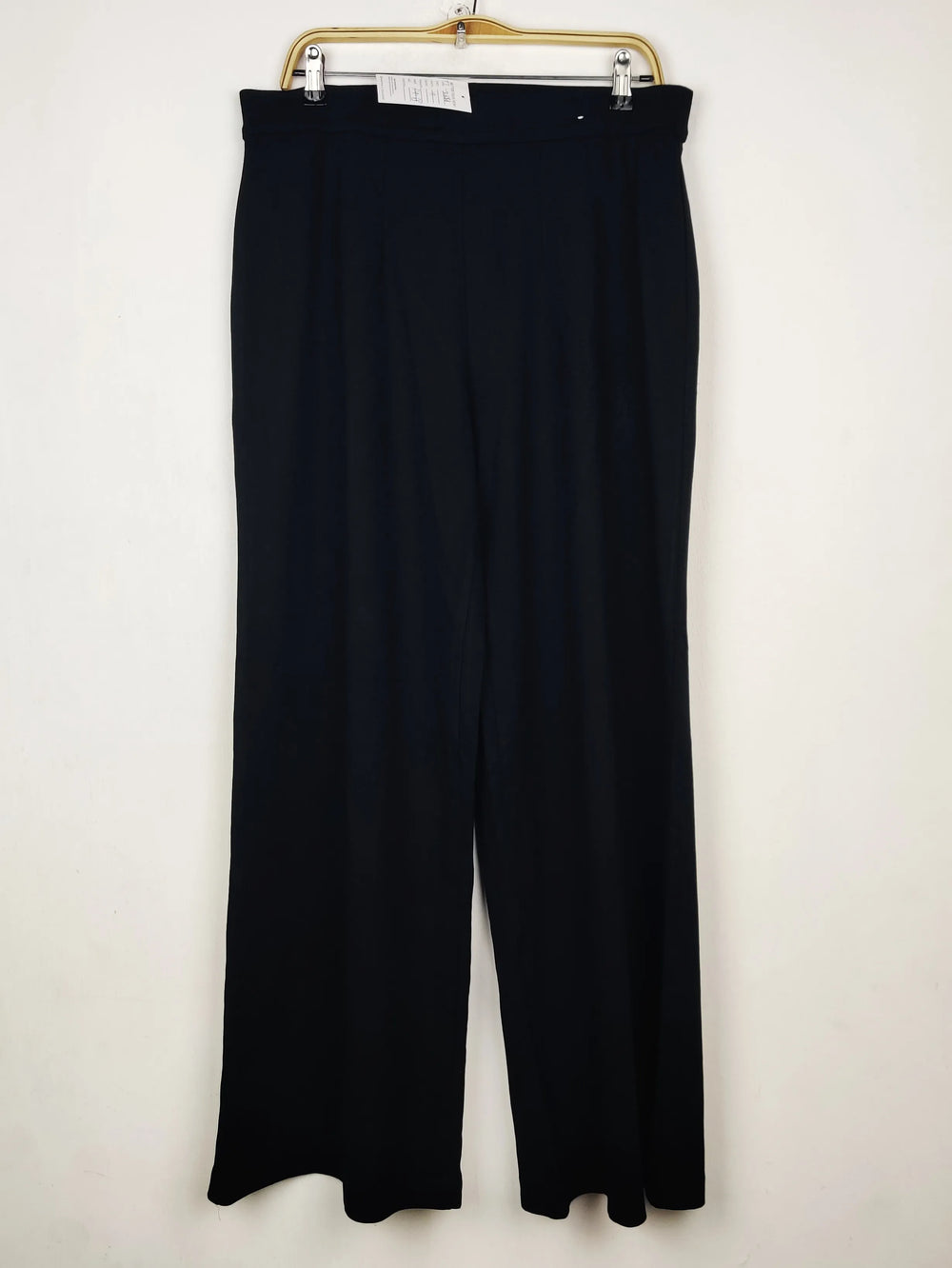 Buy online pre-used pre-loved 100% authentic & Original branded Unknown Brand (TT-3656) available in Pakistan. Top international brands avilable.