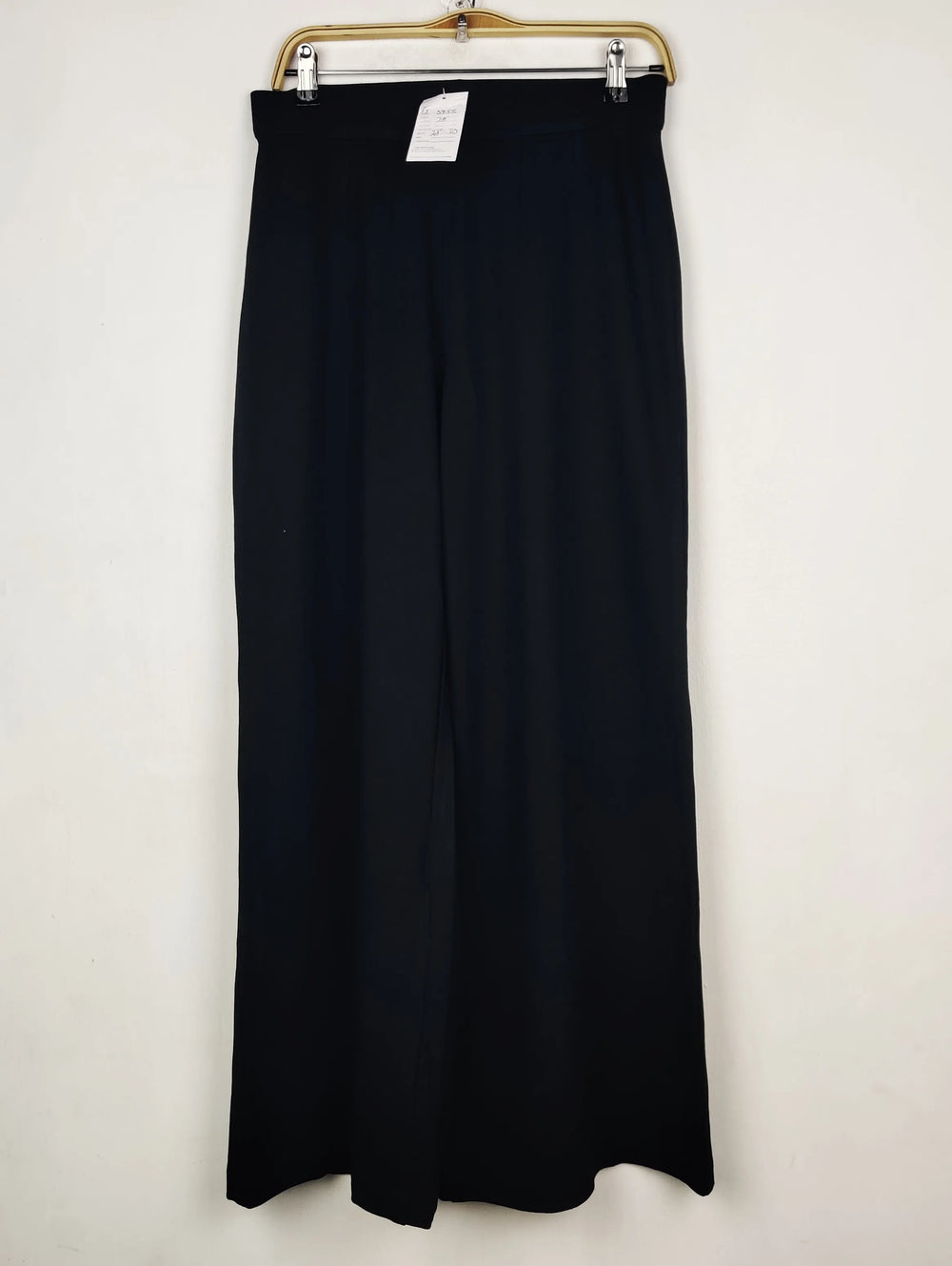 Buy online pre-used pre-loved 100% authentic & Original branded Unknown Brand (TT-3755) available in Pakistan. Top international brands avilable.