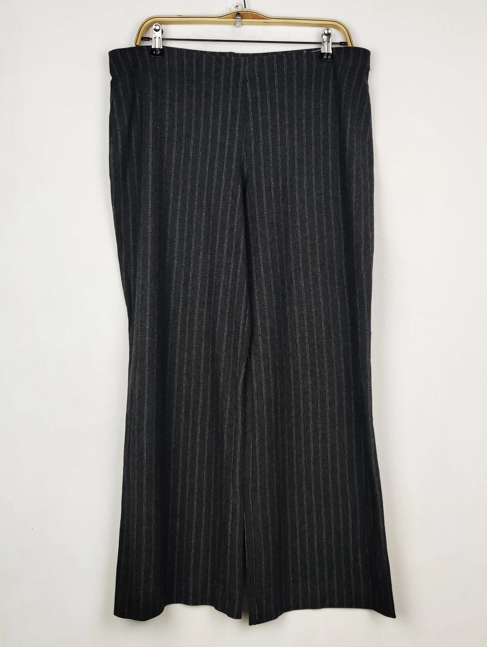 Buy online pre-used pre-loved 100% authentic & Original branded Marks & Spencer (TT-3772) available in Pakistan. Top international brands avilable.