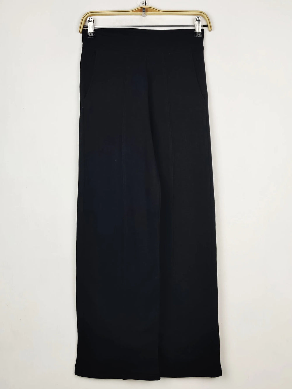 Buy online pre-used pre-loved 100% authentic & Original branded H&M (TT-3849) available in Pakistan. Top international brands avilable.