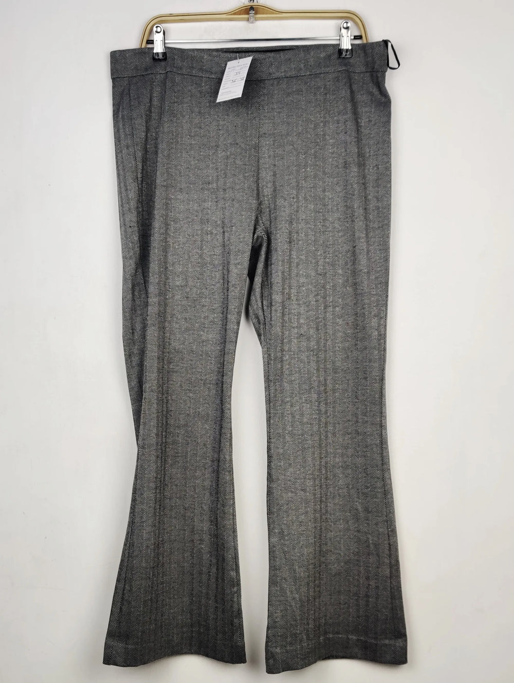 Buy online pre-used pre-loved 100% authentic & Original branded Marks & Spencer (TT-3890) available in Pakistan. Top international brands avilable.