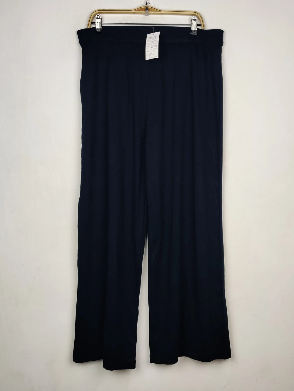 Buy online pre-used pre-loved 100% authentic & Original branded Marks & Spencer (TT-4042) available in Pakistan. Top international brands avilable.