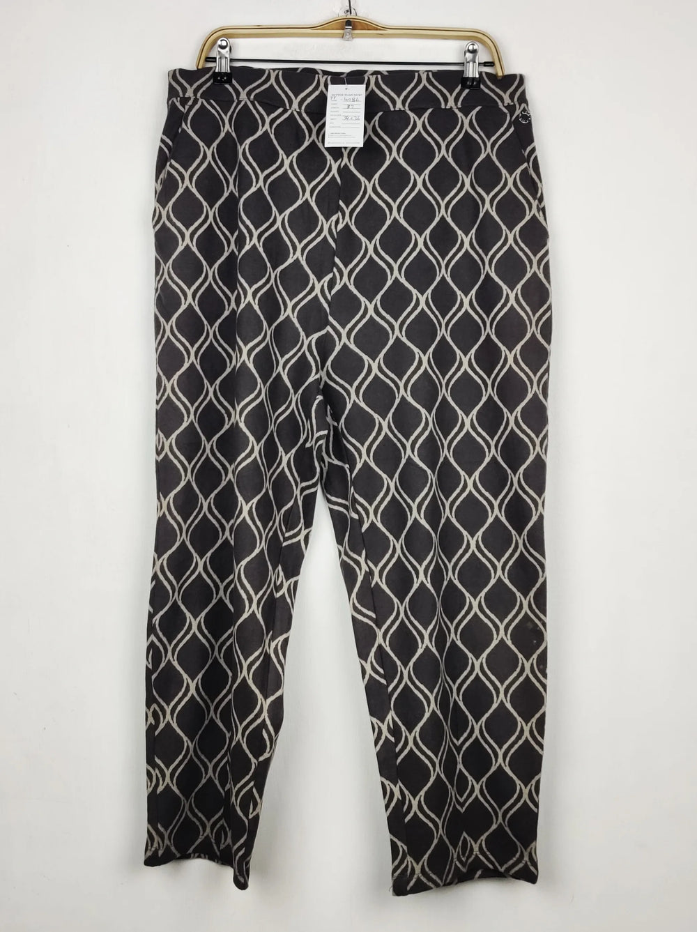 Buy online pre-used pre-loved 100% authentic & Original branded Marks & Spencer (TT-4087) available in Pakistan. Top international brands avilable.