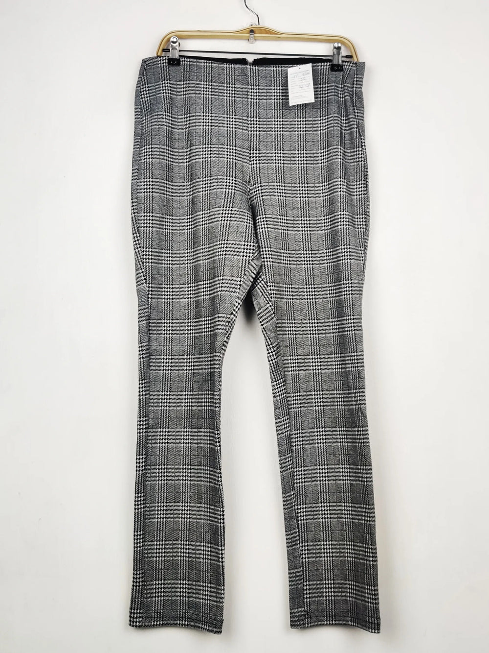Buy online pre-used pre-loved 100% authentic & Original branded H&M (TT-4256) available in Pakistan. Top international brands avilable.