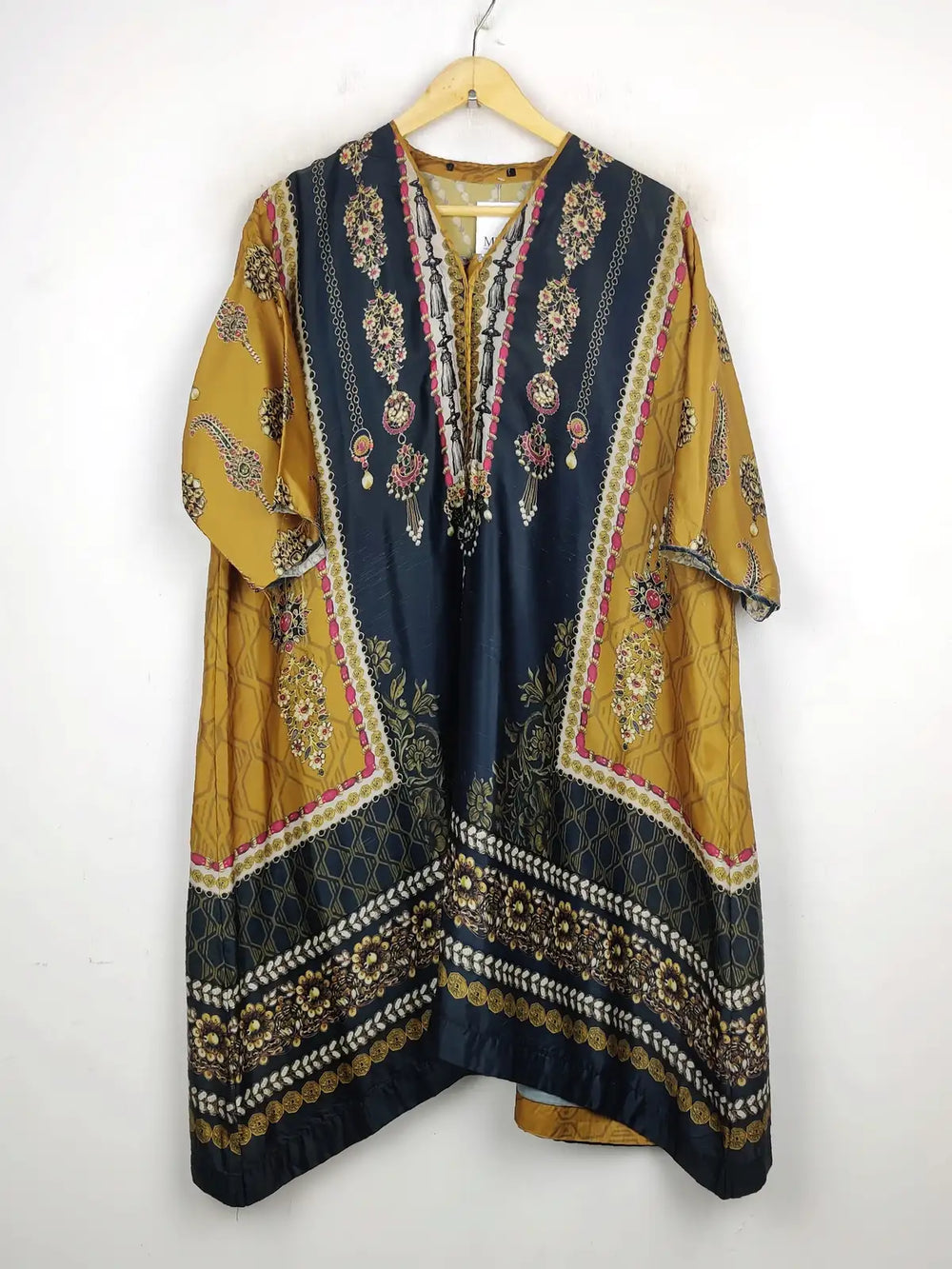 Buy online pre-used pre-loved 100% authentic & Original branded Unknown Brand (WBK-1059) available in Pakistan. Top international brands avilable.