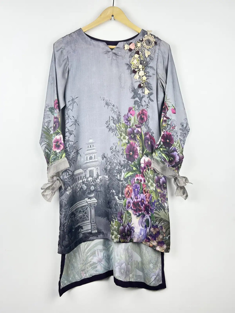 Buy online pre-used pre-loved 100% authentic & Original branded Unknown Brand (WBK-1123) available in Pakistan. Top international brands avilable.