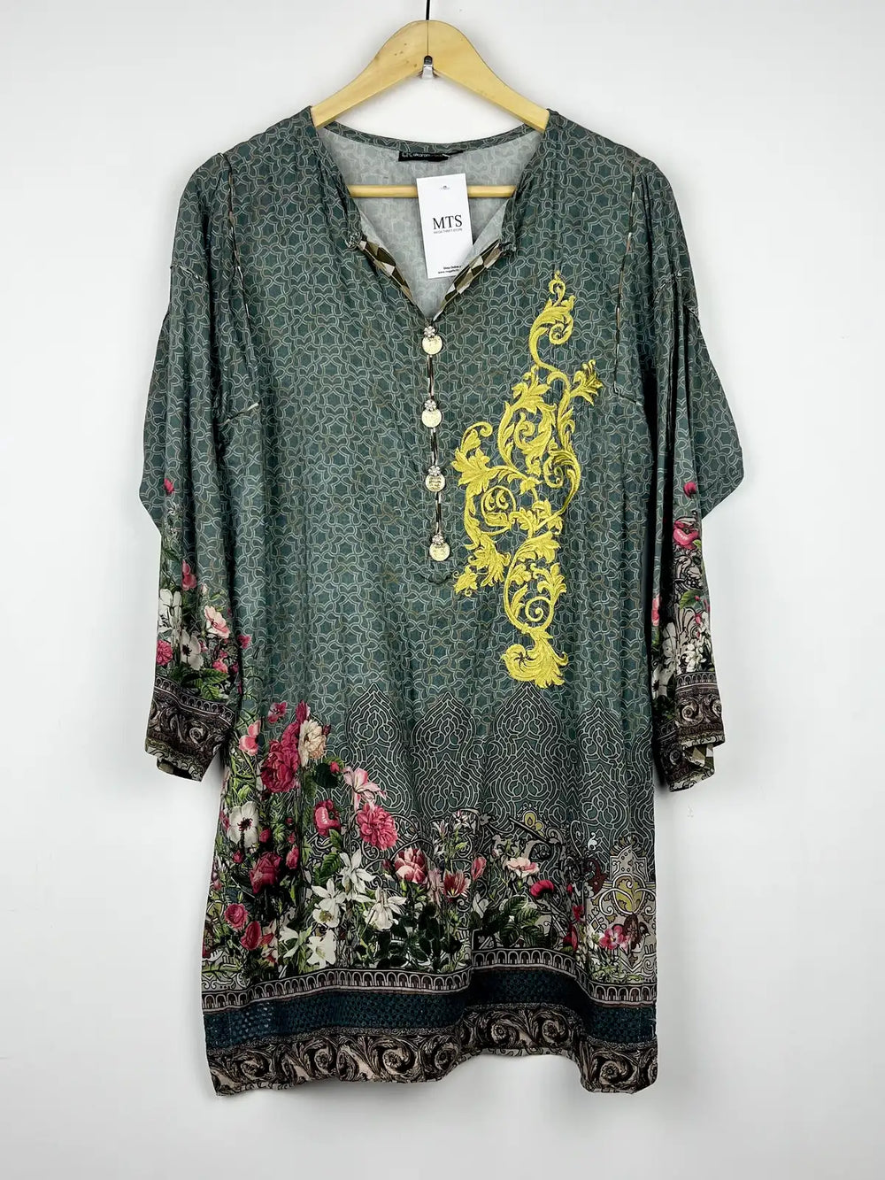 Buy online pre-used pre-loved 100% authentic & Original branded Alkaram (WBK-1139) available in Pakistan. Top international brands avilable.