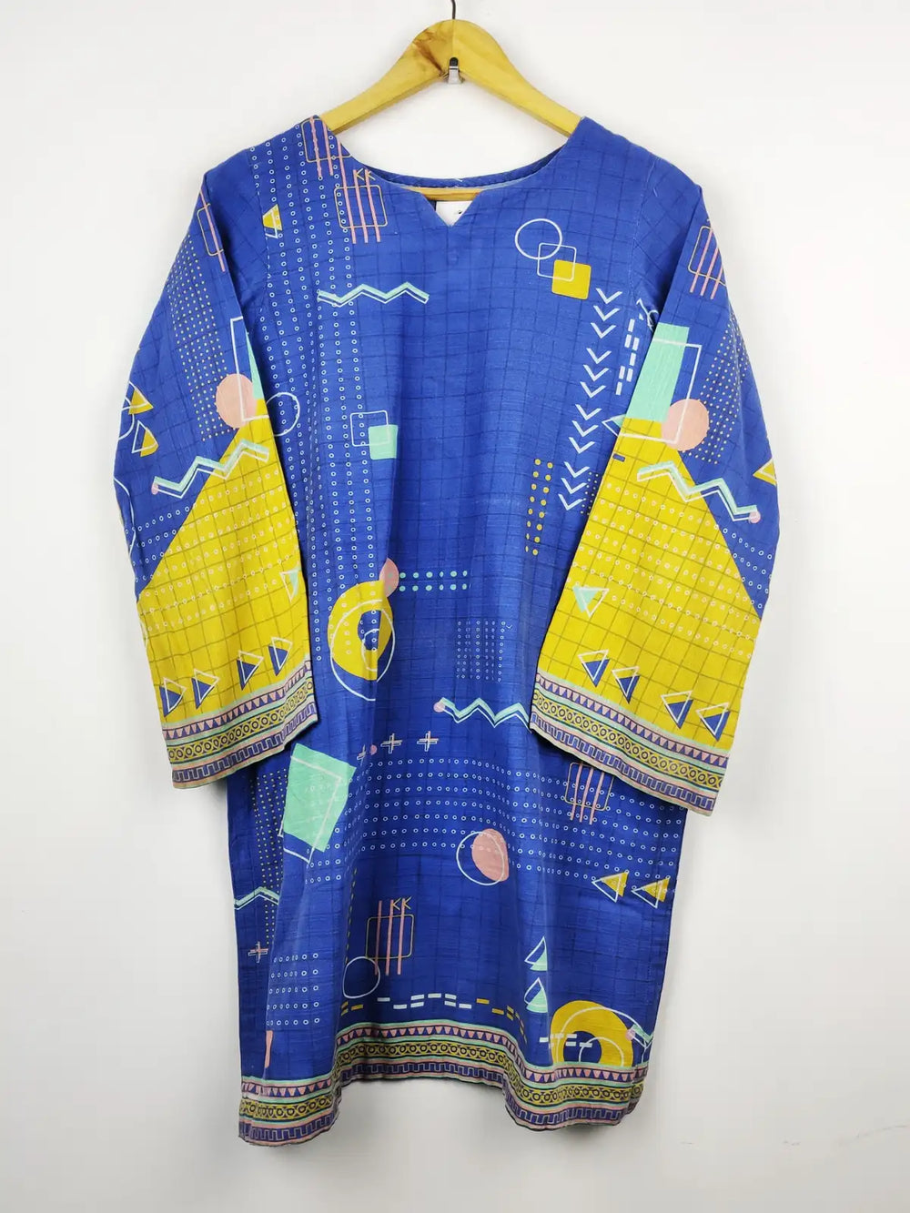 Buy online pre-used pre-loved 100% authentic & Original branded Unknown Brand (WBK-1232) available in Pakistan. Top international brands avilable.