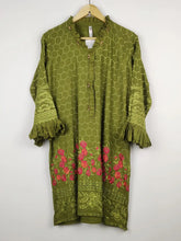 Buy online pre-used pre-loved 100% authentic & Original branded Boutique (WBK-1233) available in Pakistan. Top international brands avilable.