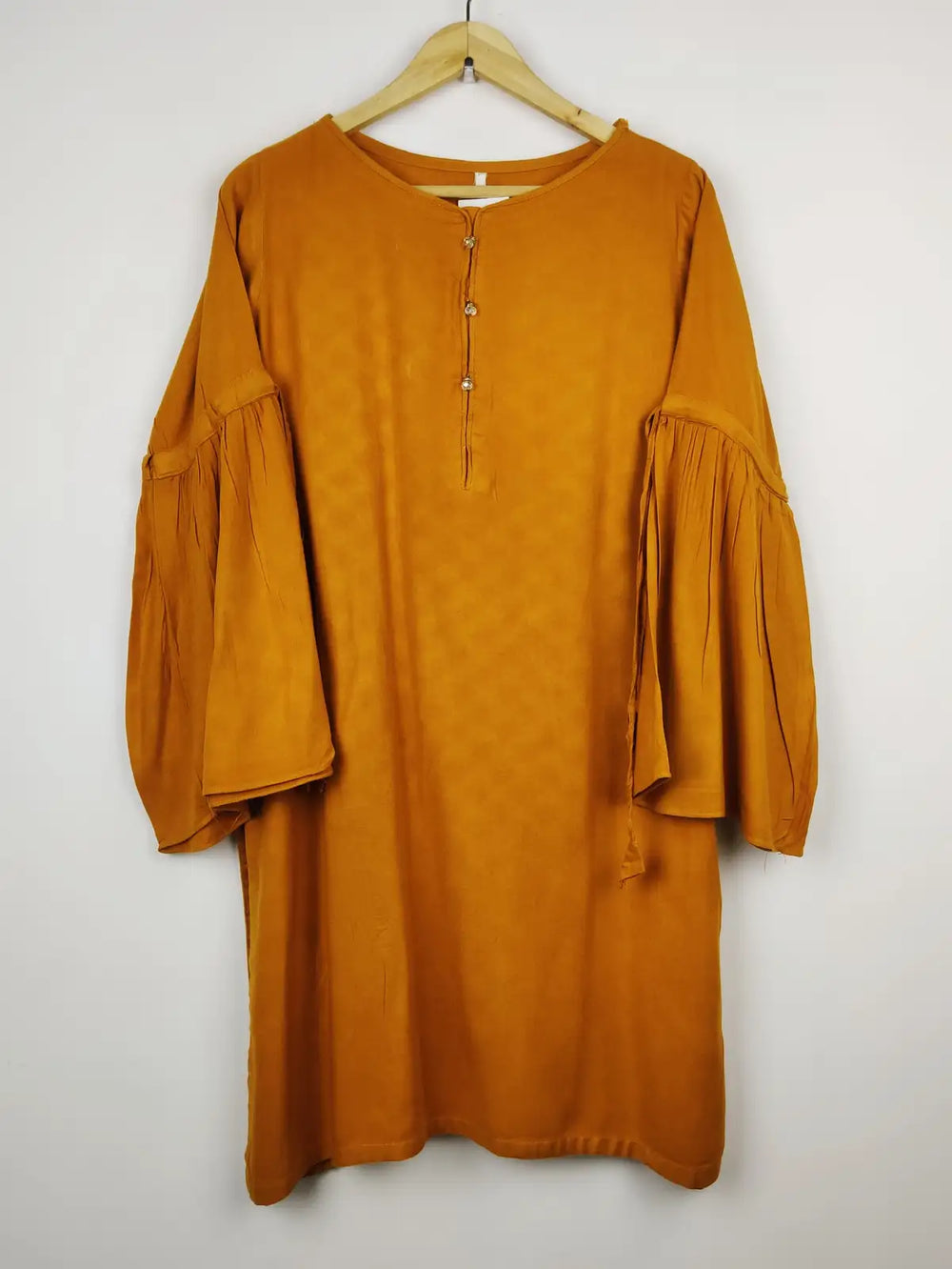 Buy online pre-used pre-loved 100% authentic & Original branded Unknown Brand (WBK-1281) available in Pakistan. Top international brands avilable.