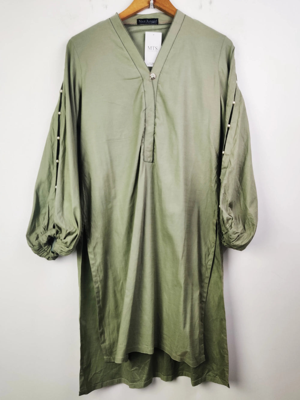 Buy online pre-used pre-loved 100% authentic & Original branded Raz Junaid (WBK-168) available in Pakistan. Top international brands avilable.