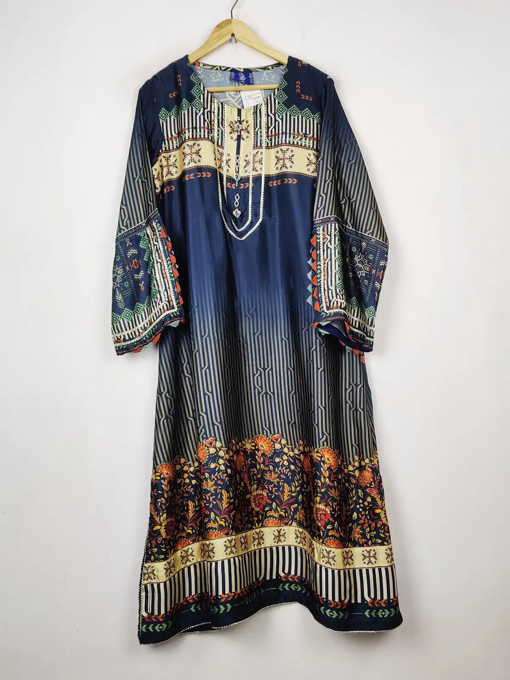 Buy online pre-used pre-loved 100% authentic & Original branded Afghan (WBK-1881) available in Pakistan. Top international brands avilable.