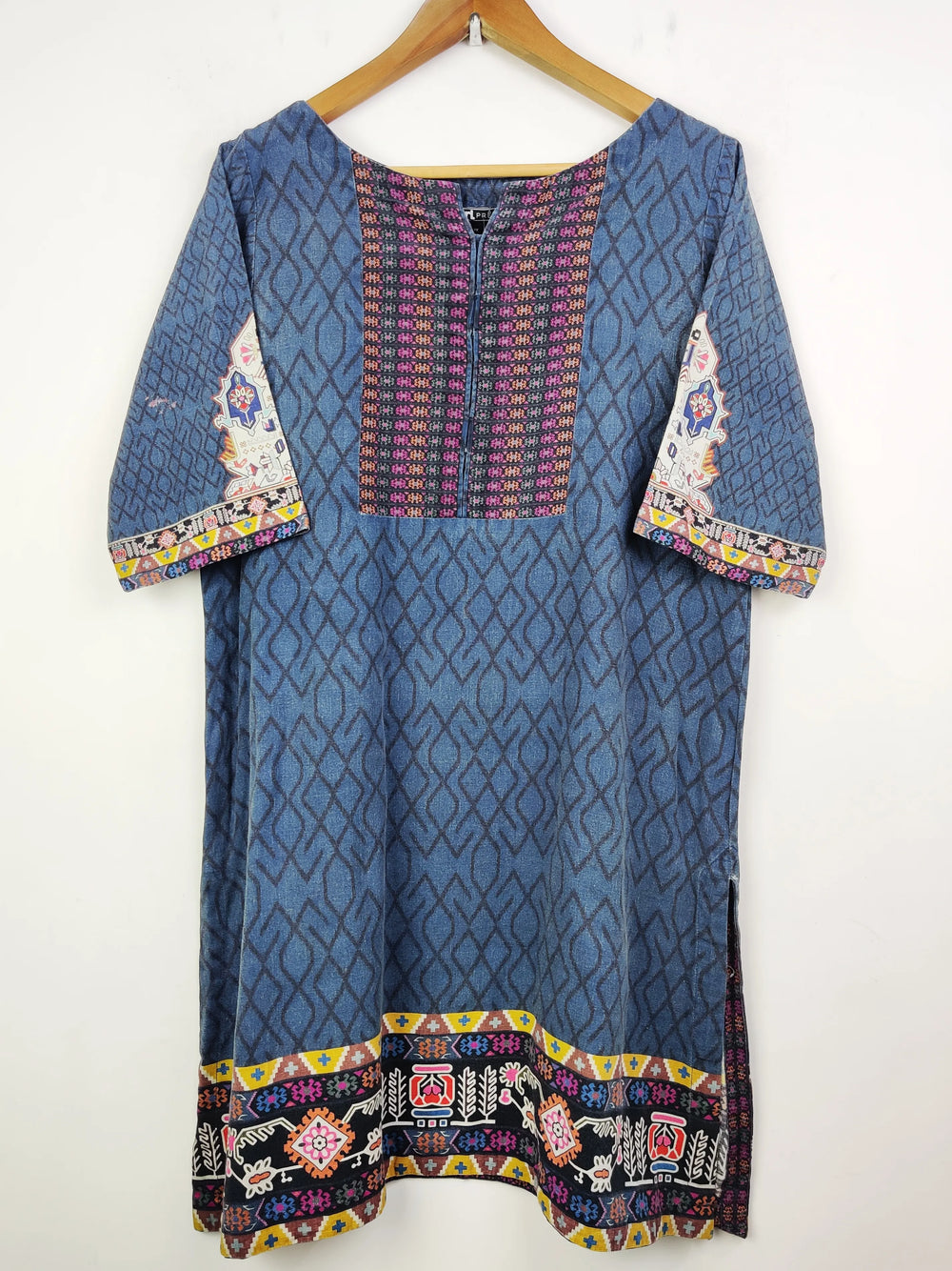 Buy online pre-used pre-loved 100% authentic & Original branded Nishat Linen (WBK-260) available in Pakistan. Top international brands avilable.