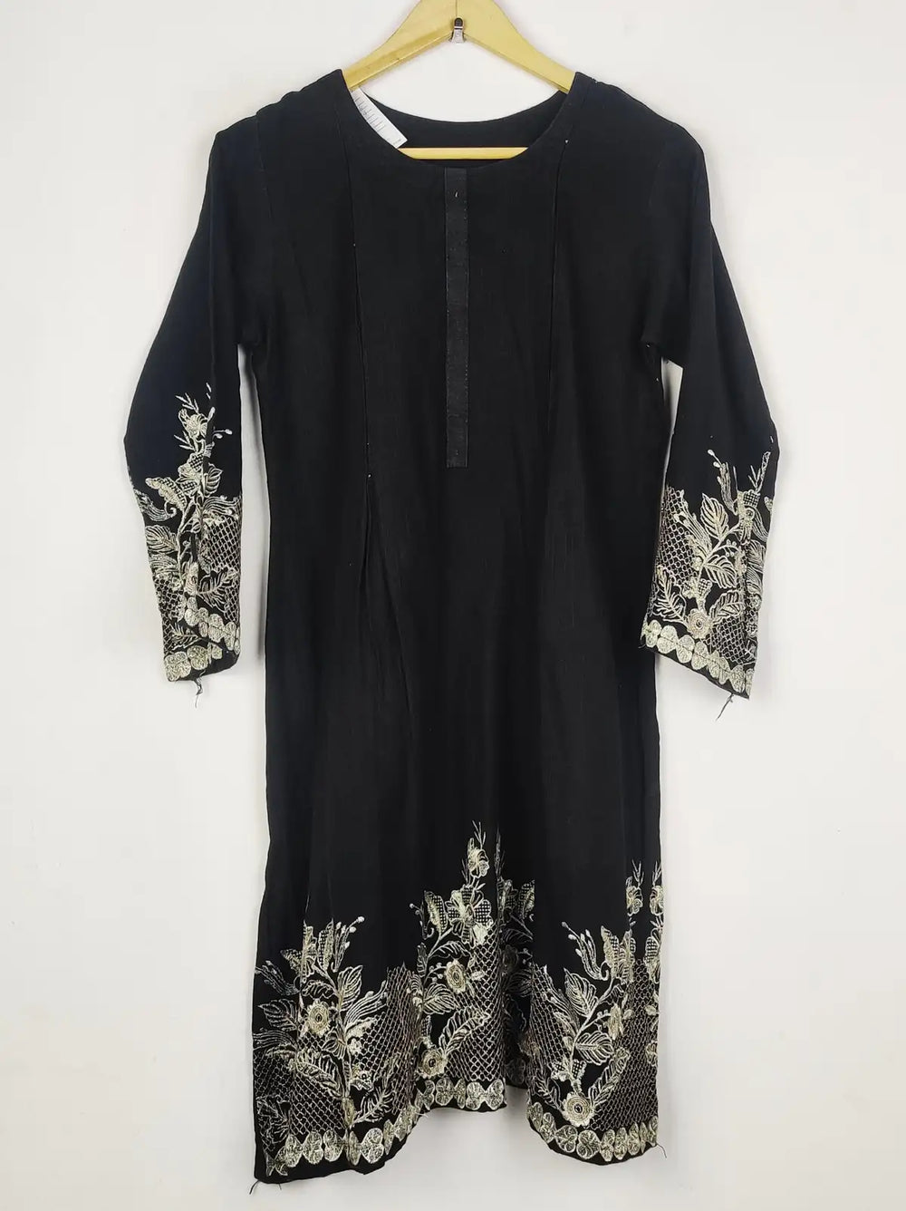 Buy online pre-used pre-loved 100% authentic & Original branded Unknown Brand (WBK-2722) available in Pakistan. Top international brands avilable.