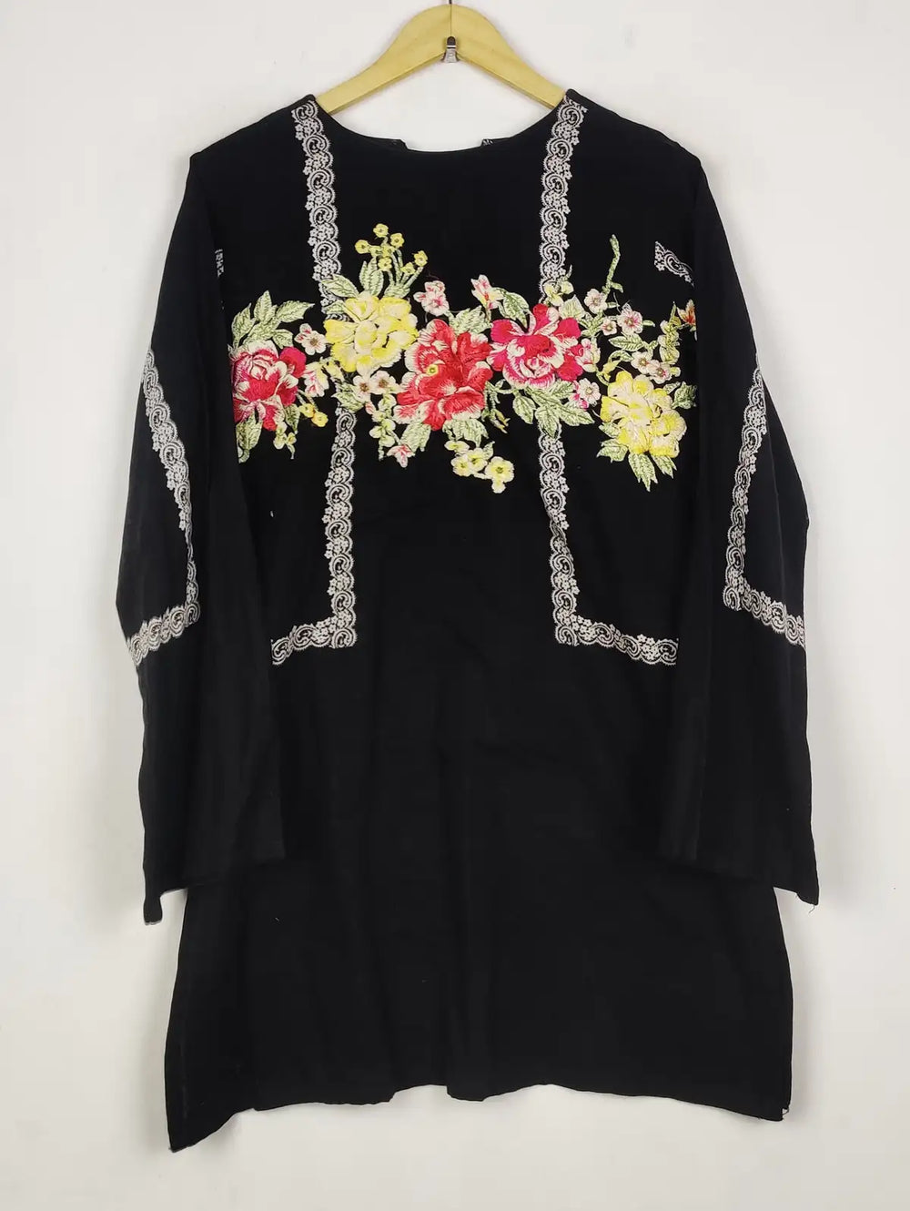 Buy online pre-used pre-loved 100% authentic & Original branded Sana Safinaz (WBK-2816) available in Pakistan. Top international brands avilable.