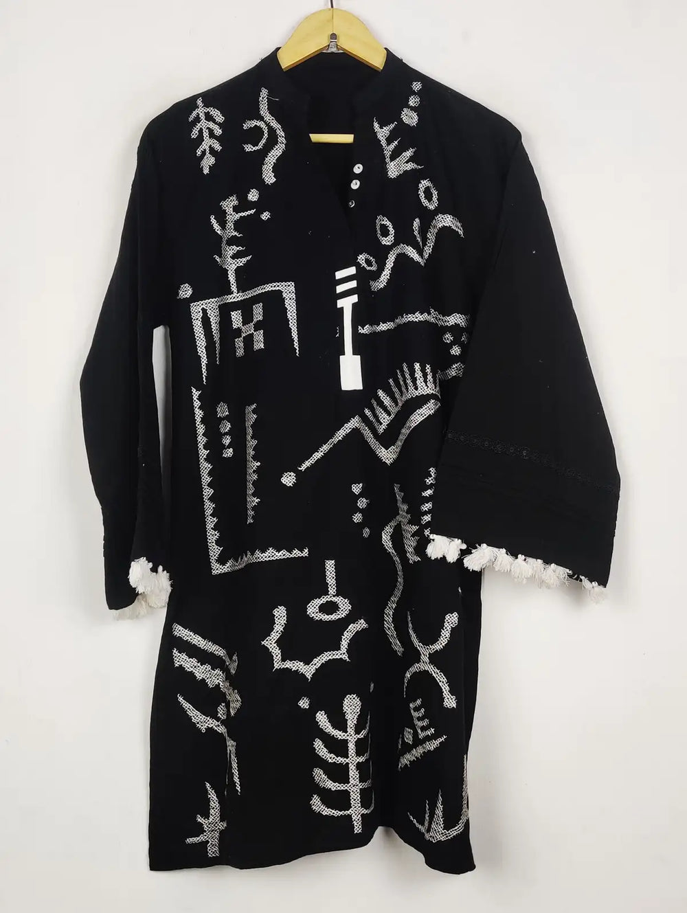 Buy online pre-used pre-loved 100% authentic & Original branded Unknown Brand (WBK-2835) available in Pakistan. Top international brands avilable.