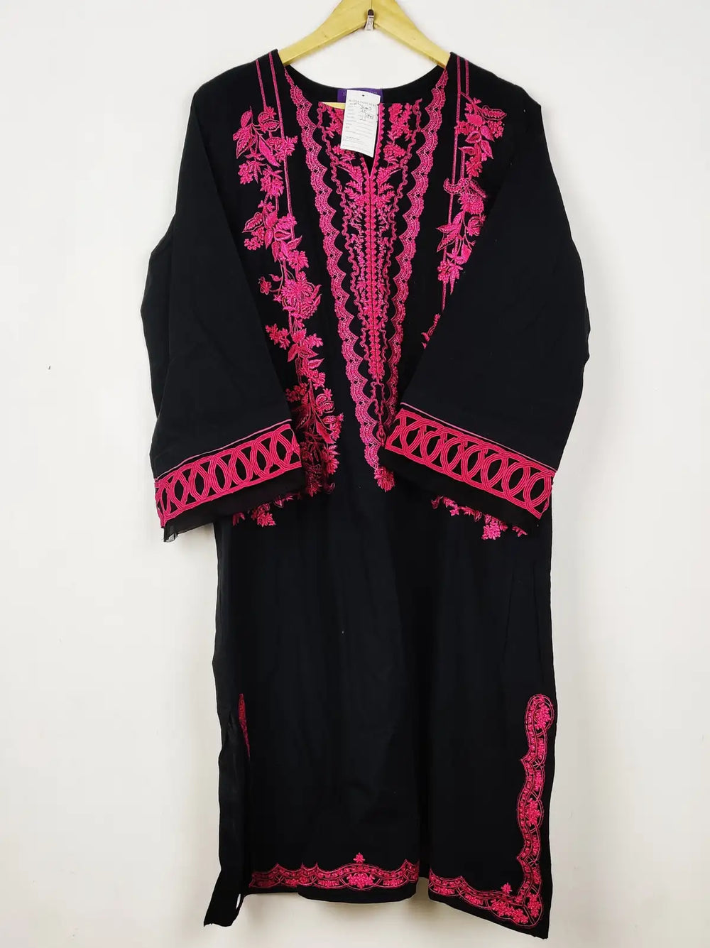 Buy online pre-used pre-loved 100% authentic & Original branded Sana Safinaz (WBK-3005) available in Pakistan. Top international brands avilable.