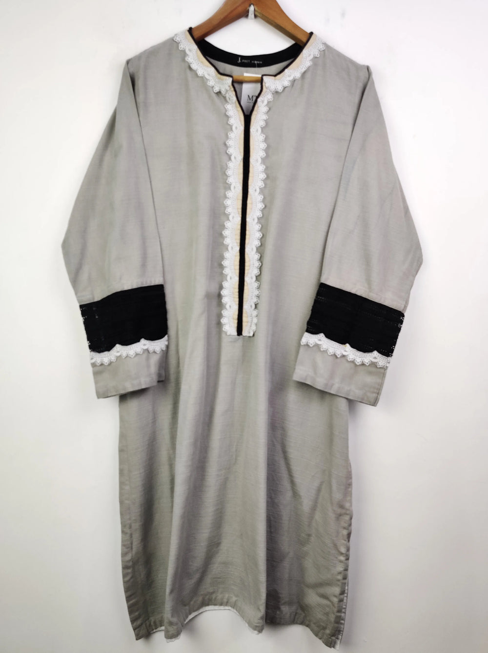 Buy online pre-used pre-loved 100% authentic & Original branded J. (WBK-306) available in Pakistan. Top international brands avilable.