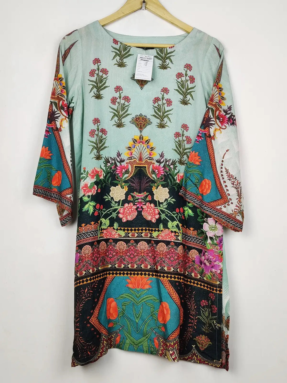 Buy online pre-used pre-loved 100% authentic & Original branded Bombay Stores (WBK-3125) available in Pakistan. Top international brands avilable.