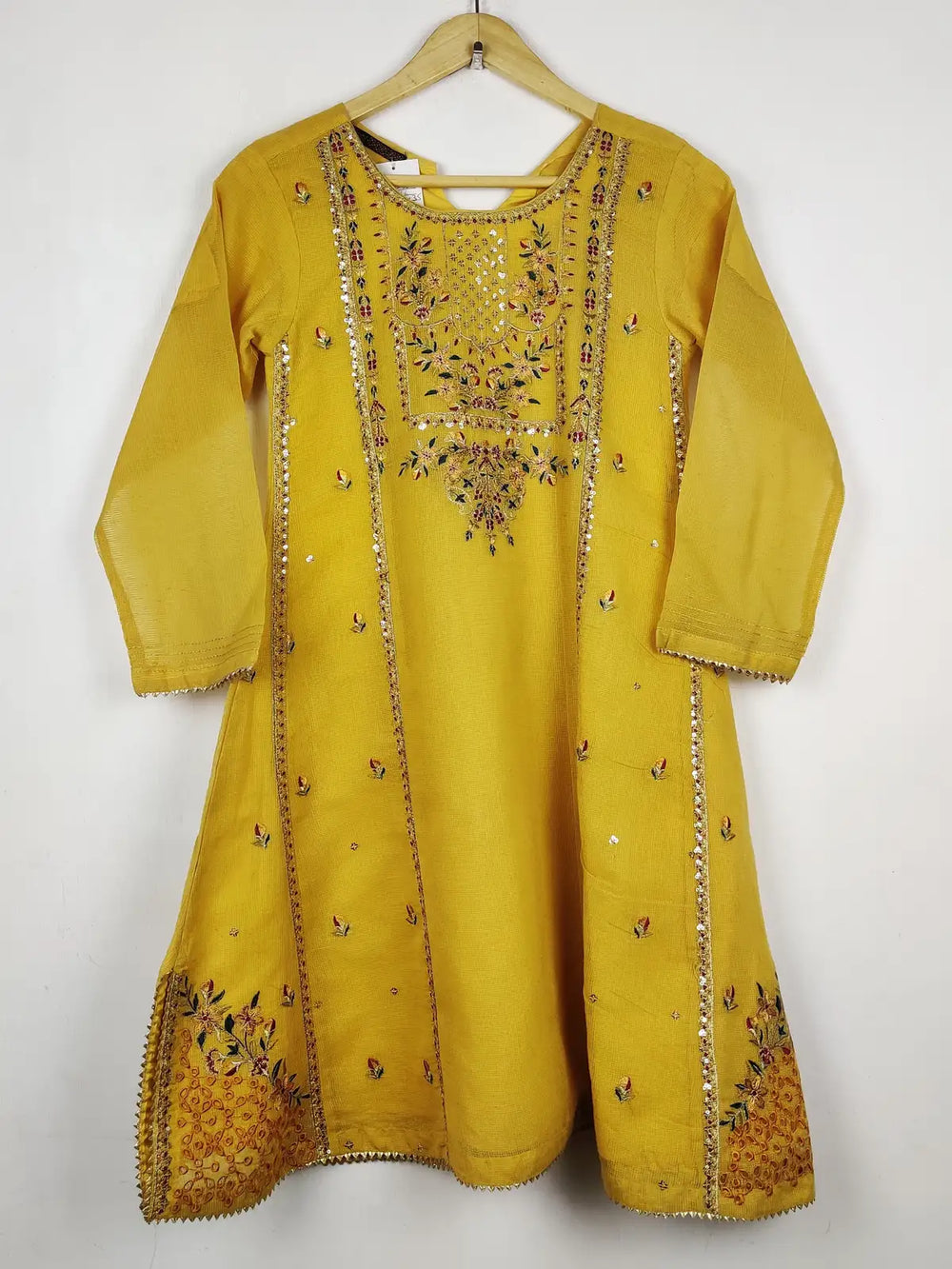 Buy online pre-used pre-loved 100% authentic & Original branded Motif (WBK-3281) available in Pakistan. Top international brands avilable.