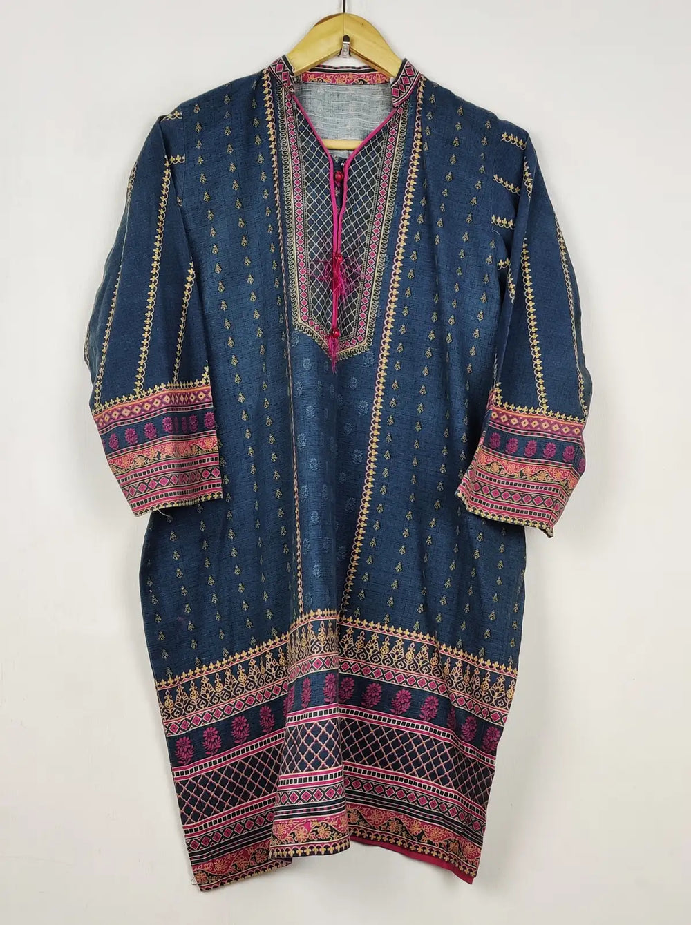 Buy online pre-used pre-loved 100% authentic & Original branded Unknown Brand (WBK-3562) available in Pakistan. Top international brands avilable.