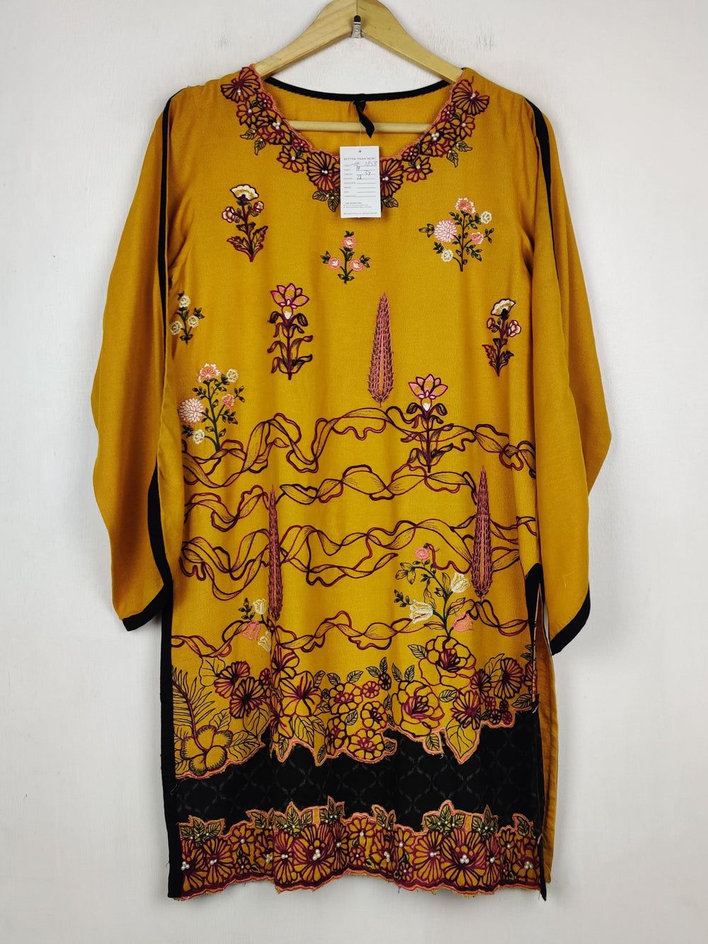 Buy online pre-used pre-loved 100% authentic & Original branded Warda (WBK-3858) available in Pakistan. Top international brands avilable.