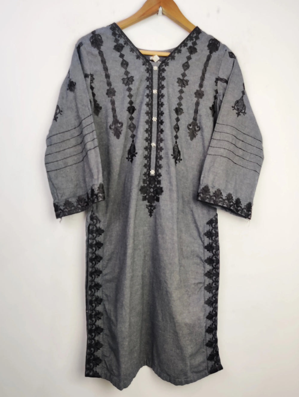 Buy online pre-used pre-loved 100% authentic & Original branded Motif (WBK-513) available in Pakistan. Top international brands avilable.