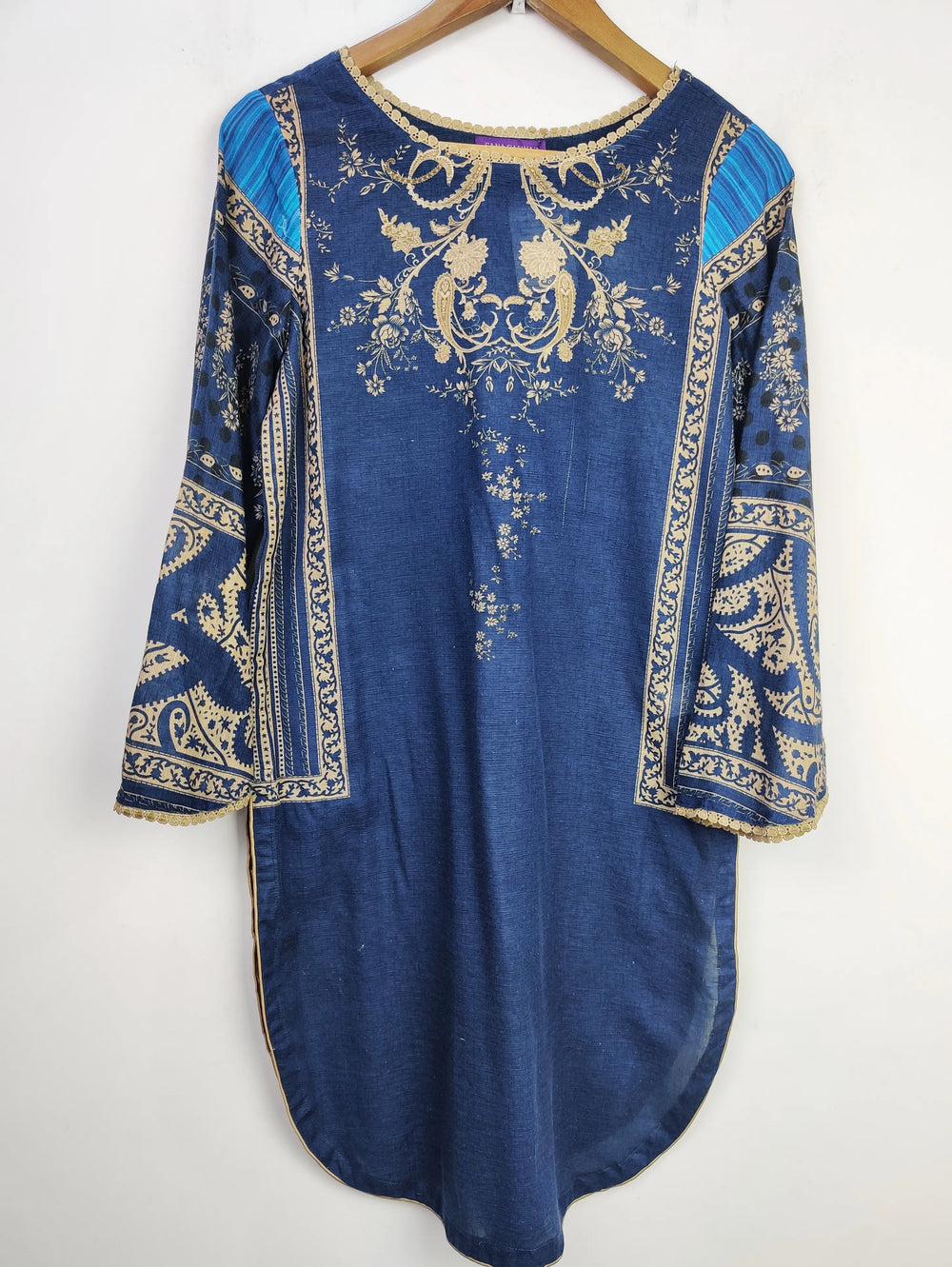 Buy online pre-used pre-loved 100% authentic & Original branded Sana Safinaz (WBK-607) available in Pakistan. Top international brands avilable.