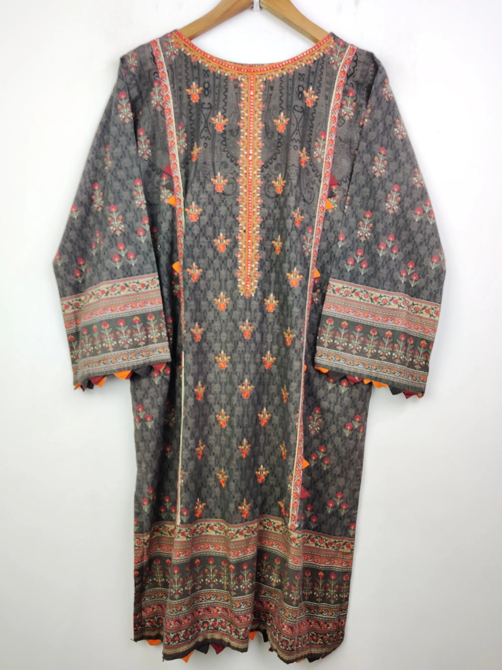 Buy online pre-used pre-loved 100% authentic & Original branded Bin Saeed (WBK-651) available in Pakistan. Top international brands avilable.