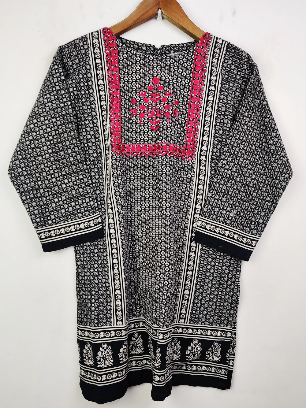 Buy online pre-used pre-loved 100% authentic & Original branded Minnie Minors (WBK-677) available in Pakistan. Top international brands avilable.