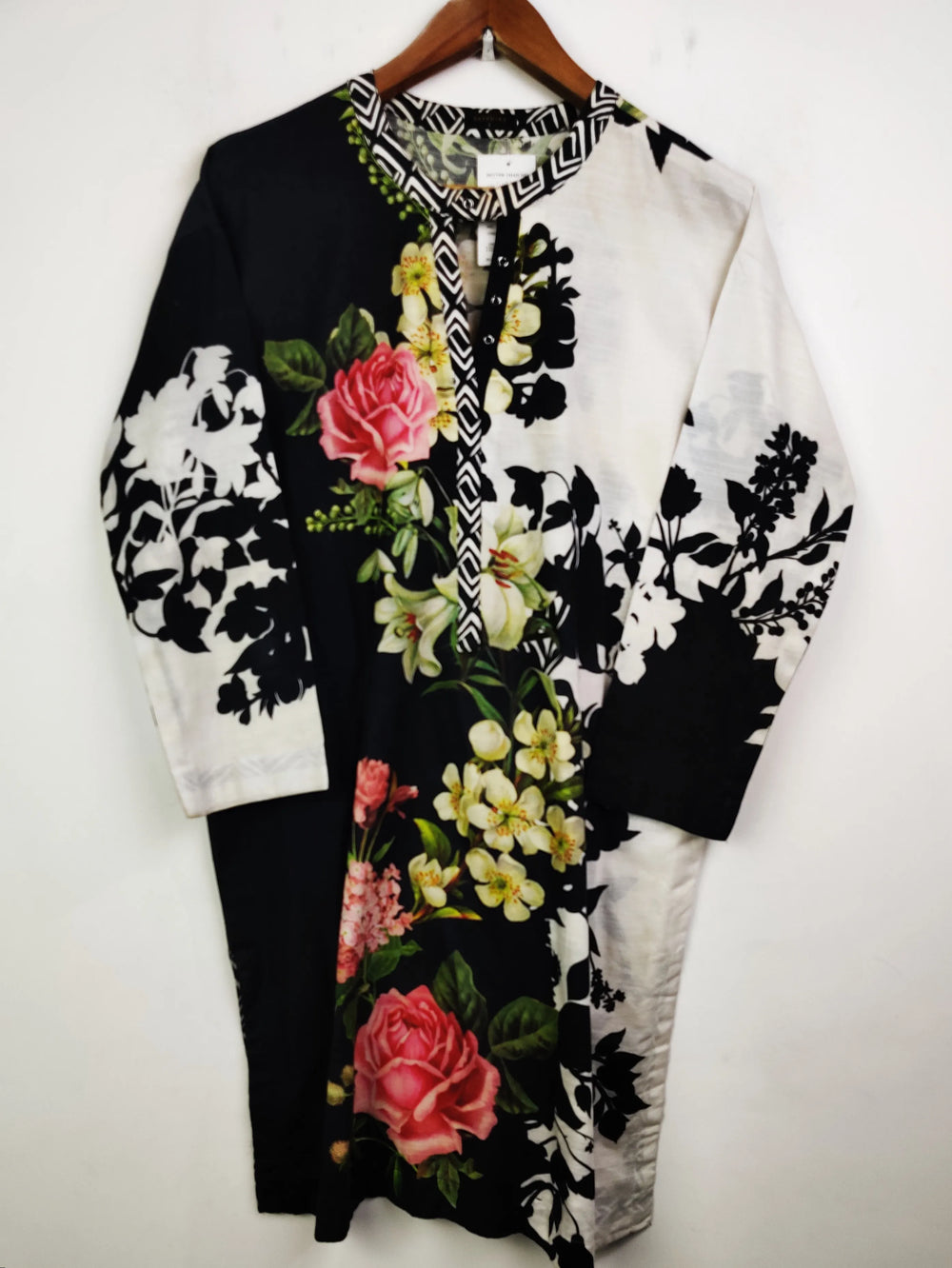 Buy online pre-used pre-loved 100% authentic & Original branded Sapphire (WBK-701) available in Pakistan. Top international brands avilable.