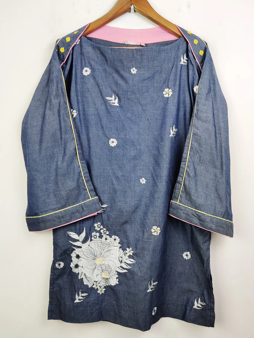 Buy online pre-used pre-loved 100% authentic & Original branded Mak (WBK-725) available in Pakistan. Top international brands avilable.