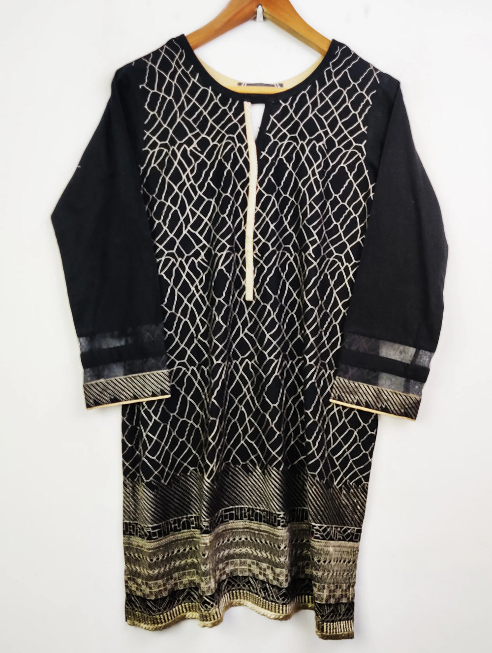 Buy online pre-used pre-loved 100% authentic & Original branded Gul Ahmed (WBK-780) available in Pakistan. Top international brands avilable.