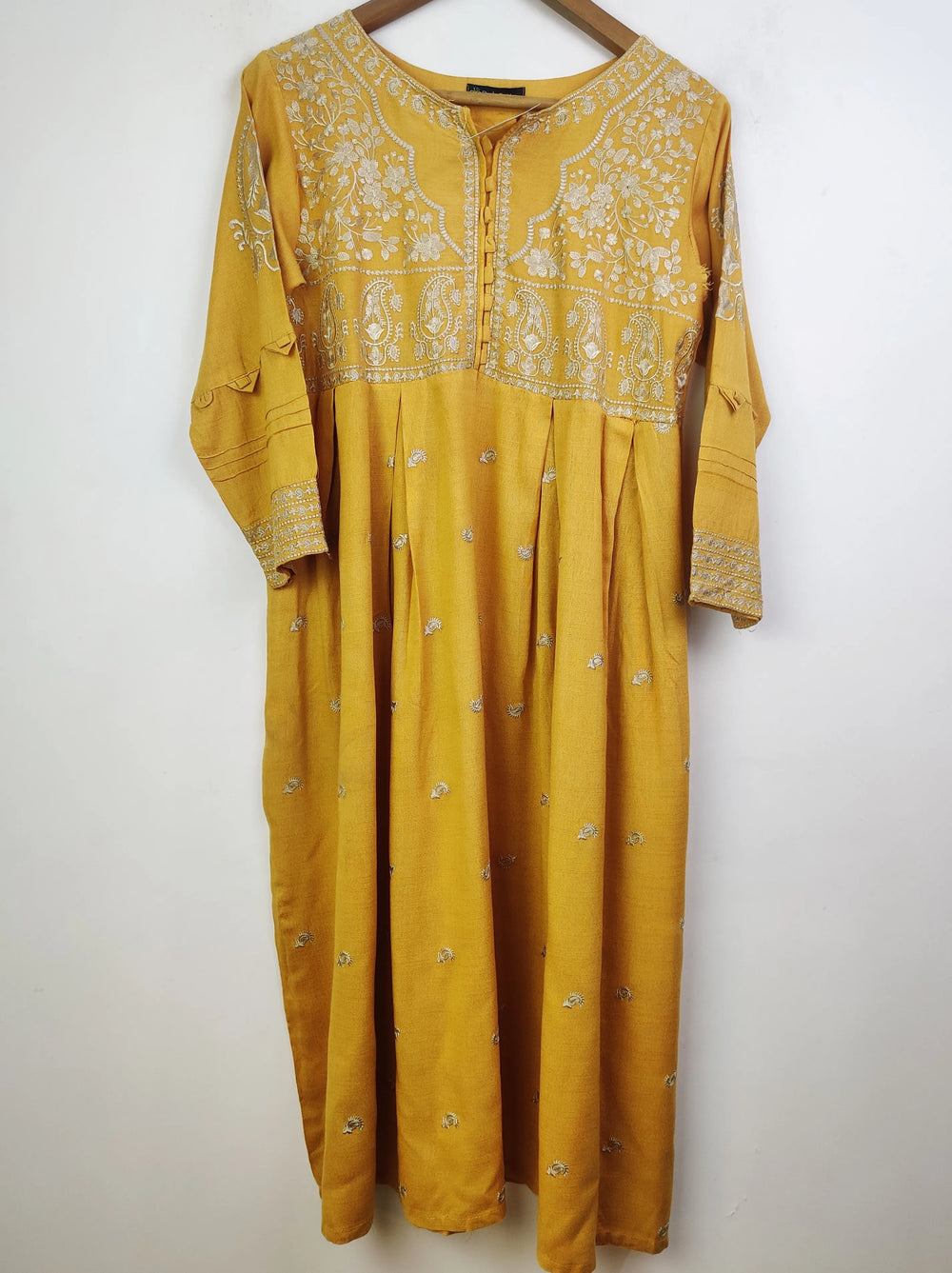 Buy online pre-used pre-loved 100% authentic & Original branded Dada Pota (WBK-808) available in Pakistan. Top international brands avilable.