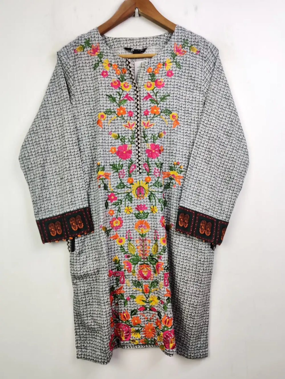 Buy online pre-used pre-loved 100% authentic & Original branded Nishat Linen (WBK-917) available in Pakistan. Top international brands avilable.