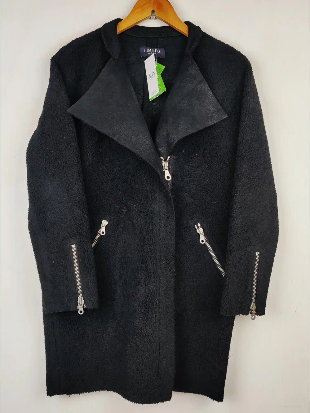 Buy online pre-used pre-loved 100% authentic & Original branded Limited Edition (WC-1567) available in Pakistan. Top international brands avilable.