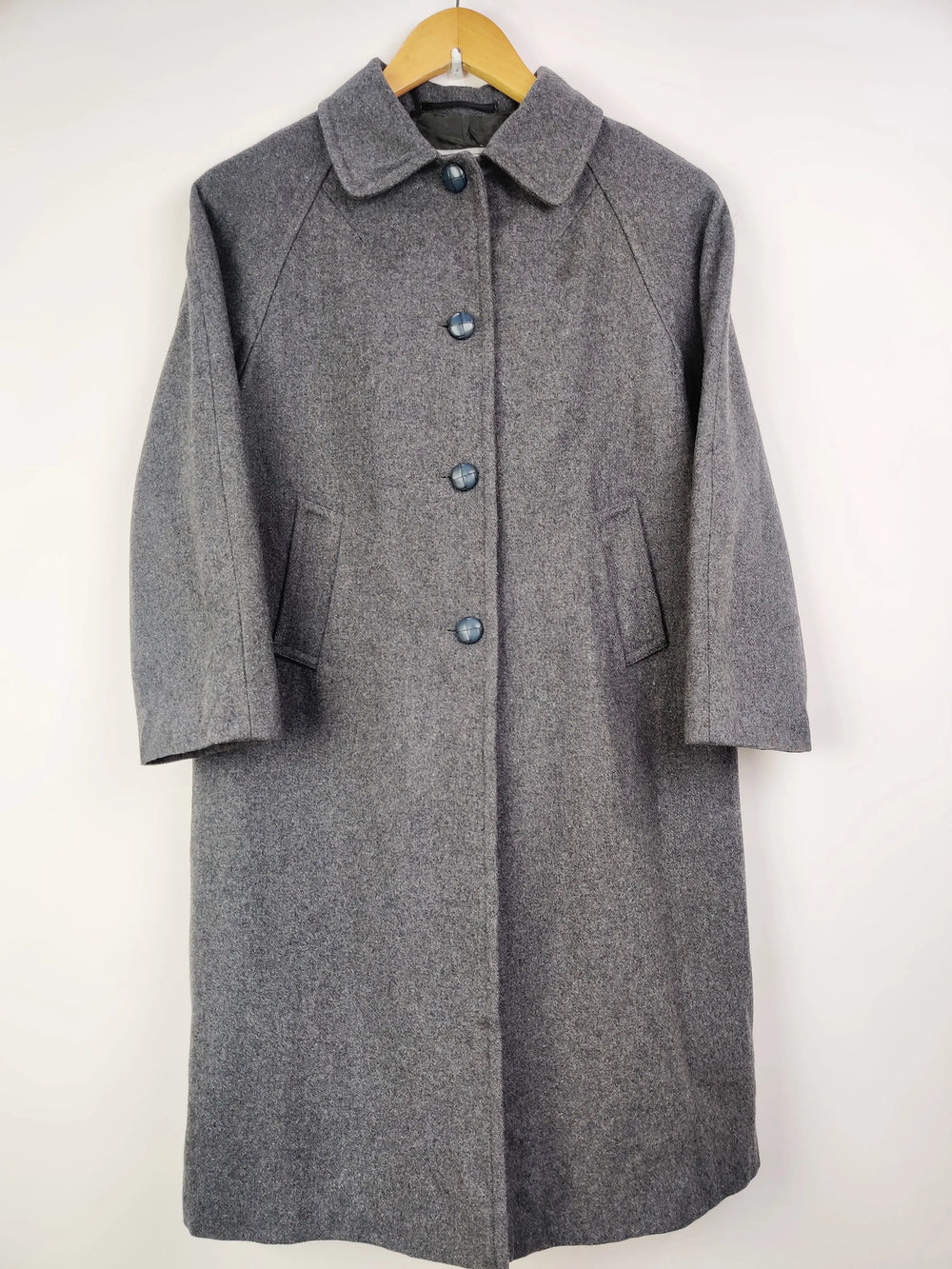 Buy online pre-used pre-loved 100% authentic & Original branded Distinctive (WC-2036) available in Pakistan. Top international brands avilable.