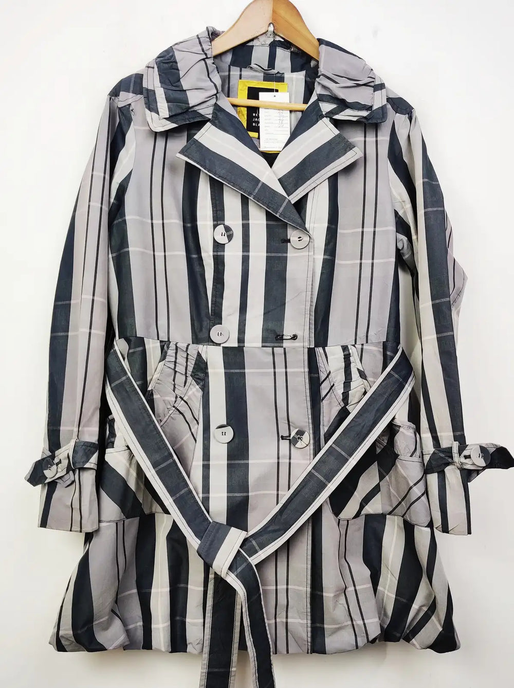 Buy online pre-used pre-loved 100% authentic & Original branded Betty Jackson Black (WC-2354) available in Pakistan. Top international brands avilable.