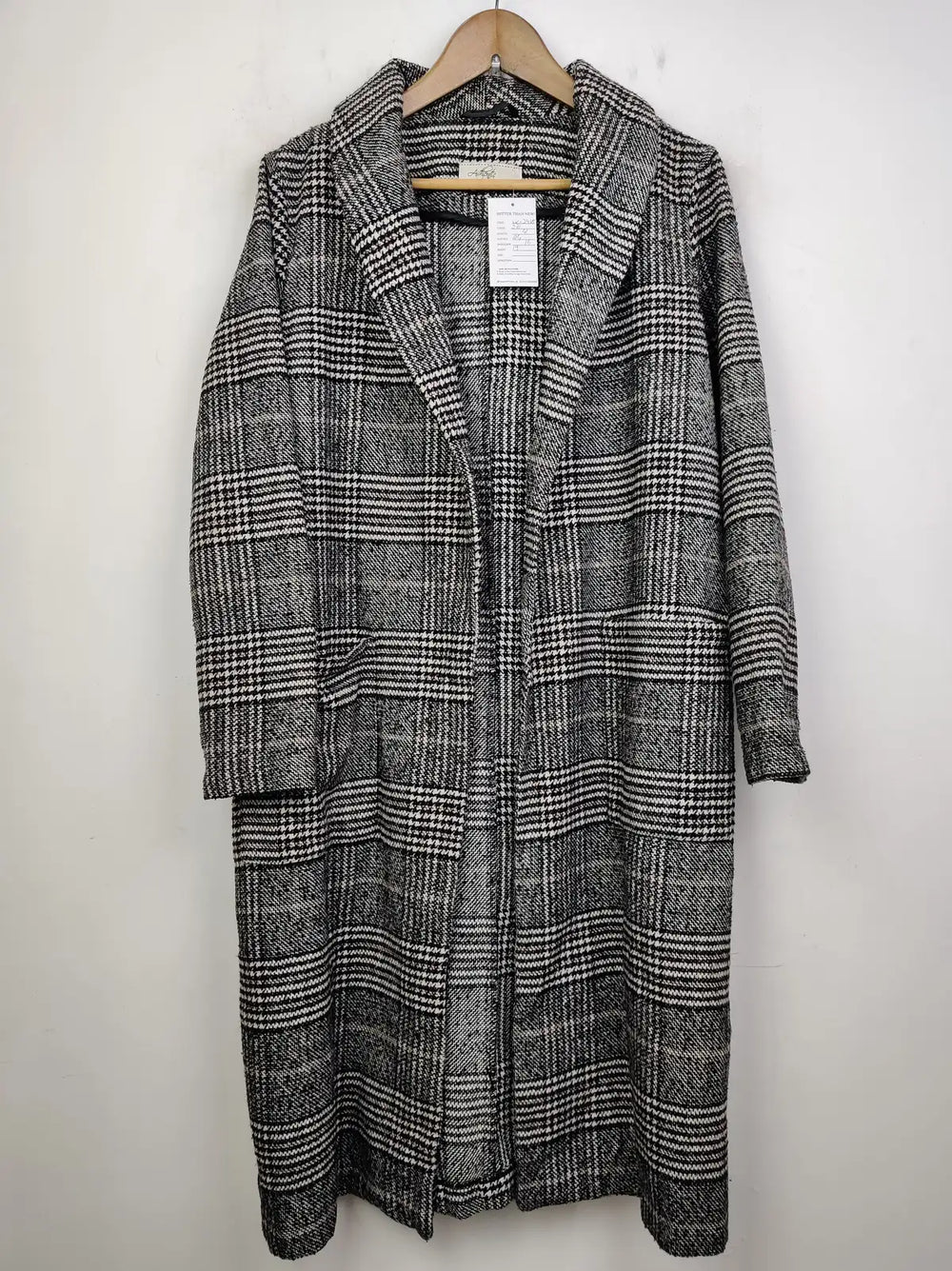 Buy online pre-used pre-loved 100% authentic & Original branded Authentic (WC-2418) available in Pakistan. Top international brands avilable.