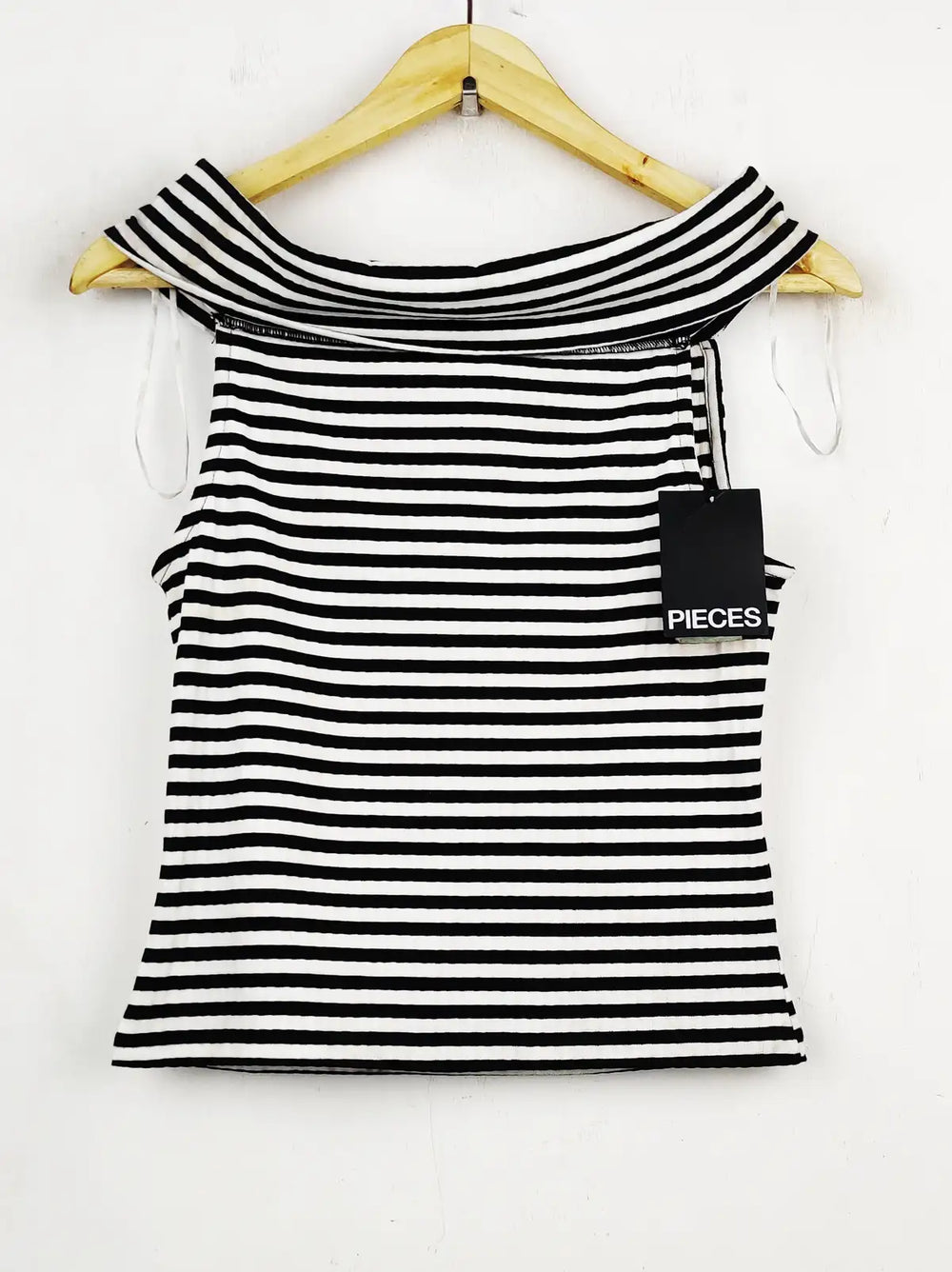 Buy online pre-used pre-loved 100% authentic & Original branded Pieces (WCT-1102) available in Pakistan. Top international brands avilable.