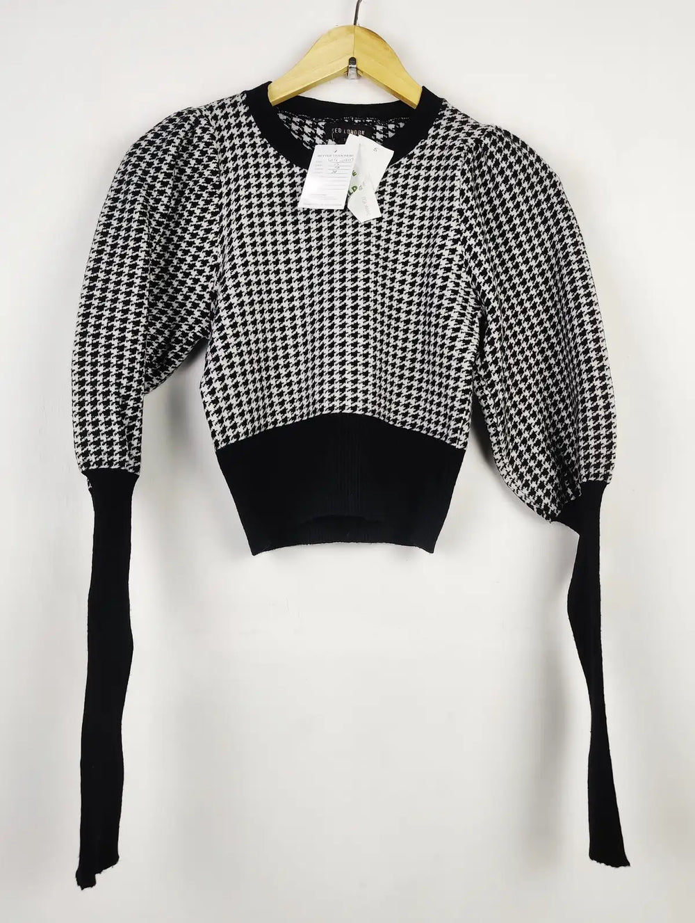 Buy online pre-used pre-loved 100% authentic & Original branded Qed London (WCT-1907) available in Pakistan. Top international brands avilable.