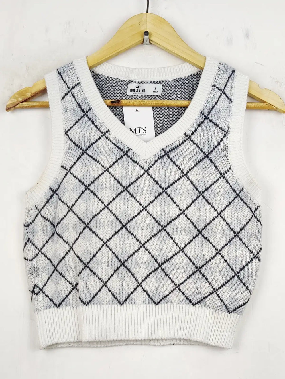 Buy online pre-used pre-loved 100% authentic & Original branded Hollister (WCT-620) available in Pakistan. Top international brands avilable.