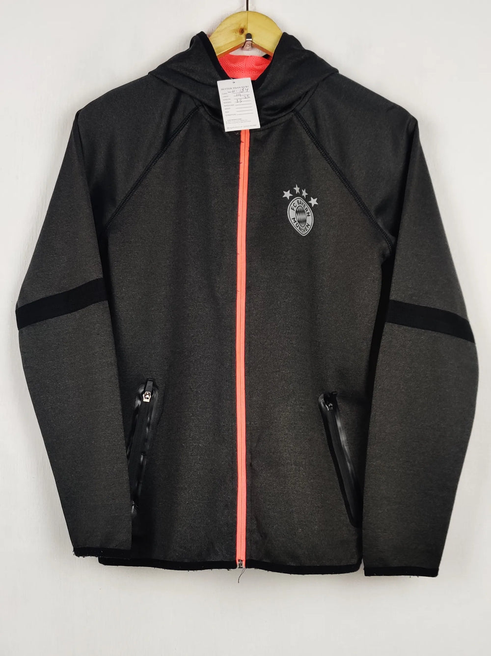 Buy online pre-used pre-loved 100% authentic & Original branded Fcb (WH-184) available in Pakistan. Top international brands avilable.