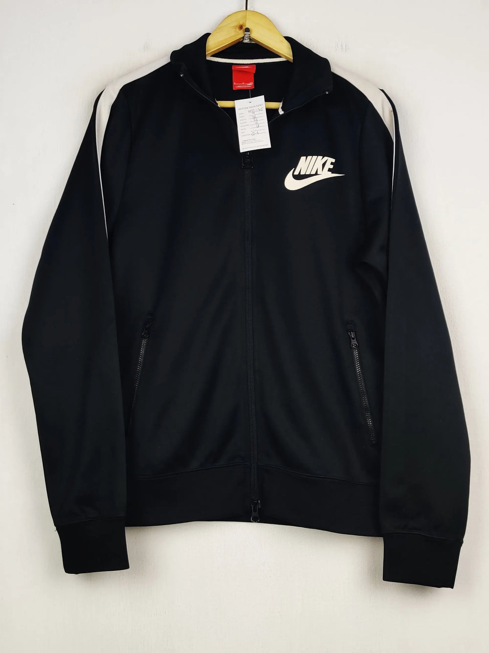 Buy online pre-used pre-loved 100% authentic & Original branded N.I.K.E (WH-45) available in Pakistan. Top international brands avilable.