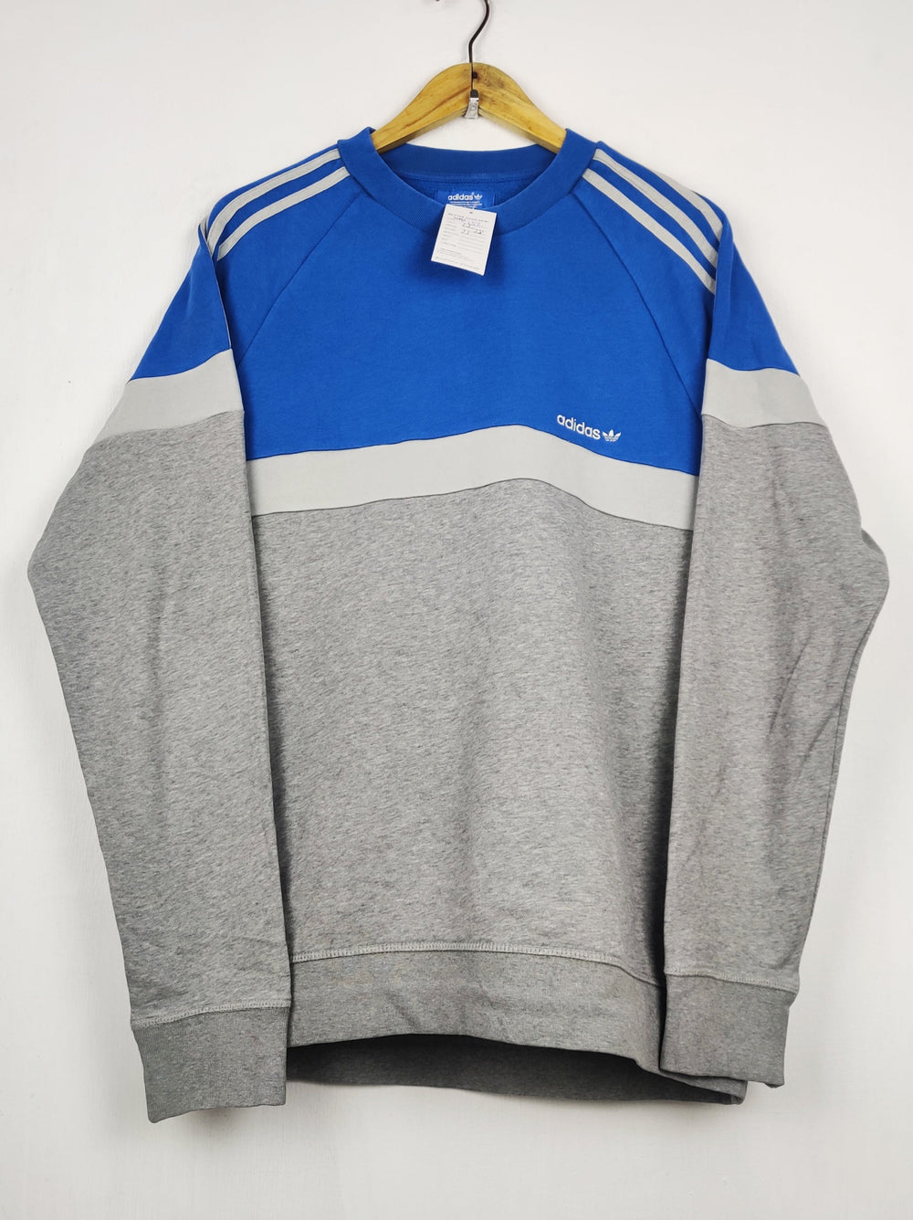 Buy online pre-used pre-loved 100% authentic & Original branded A.D.I.D.A.S (WMS-152) available in Pakistan. Top international brands avilable.