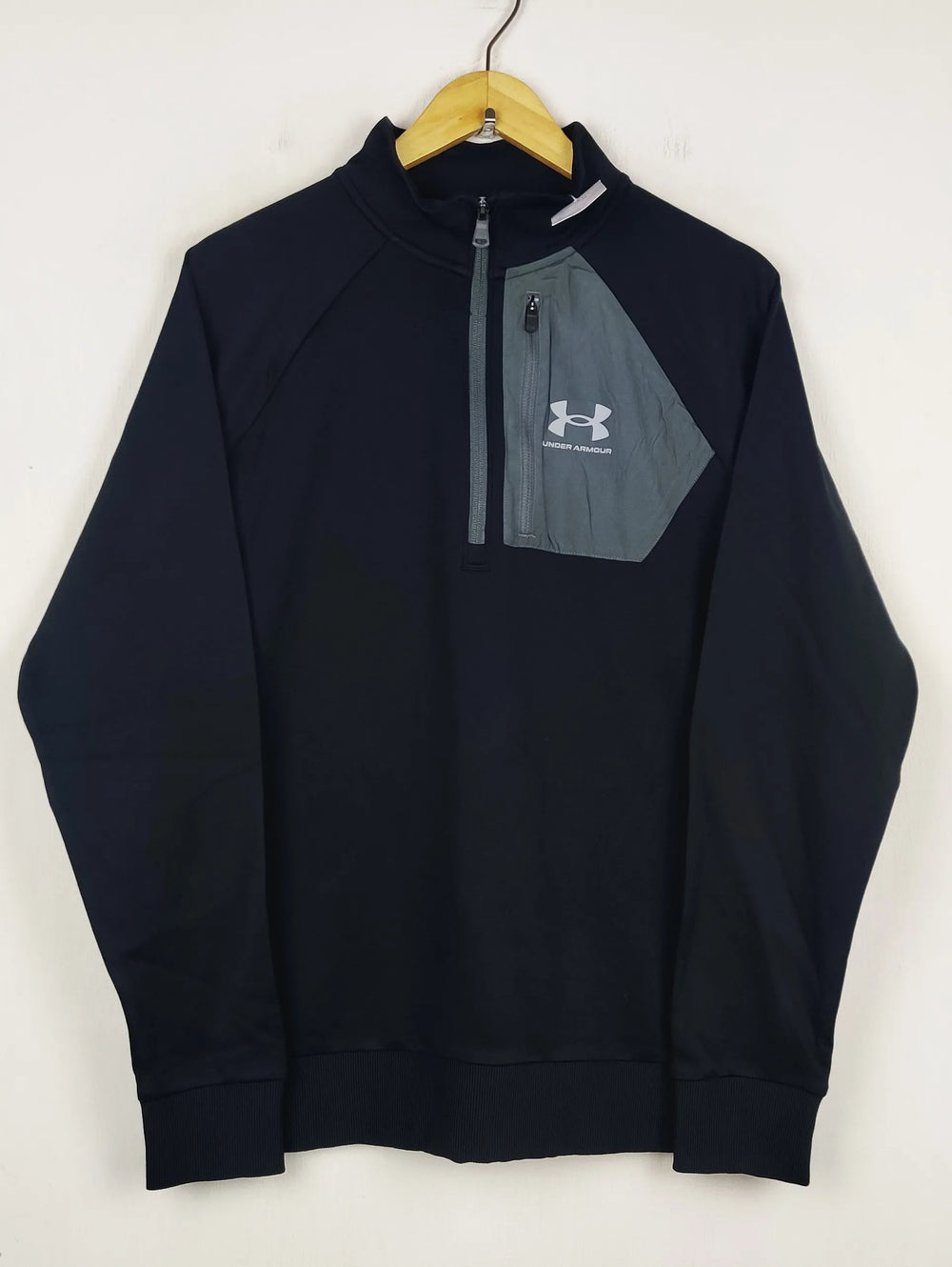 Buy online pre-used pre-loved 100% authentic & Original branded U.N.D.E.R.A.R.M.O.U.R (WMS-220) available in Pakistan. Top international brands avilable.