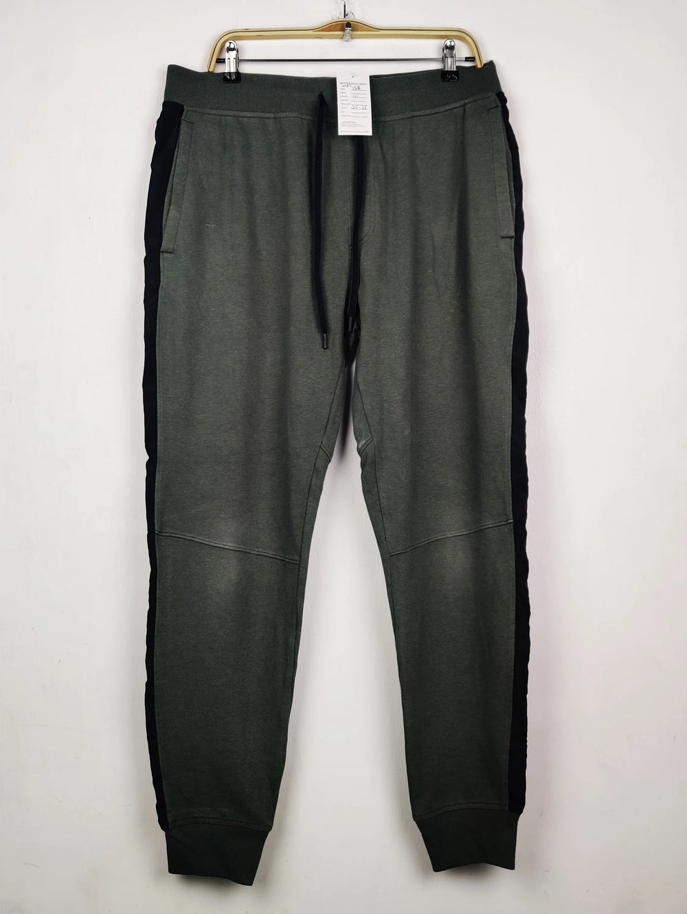 Buy online pre-used pre-loved 100% authentic & Original branded U.N.D.E.R.A.R.M.O.U.R (WMT-158) available in Pakistan. Top international brands avilable.
