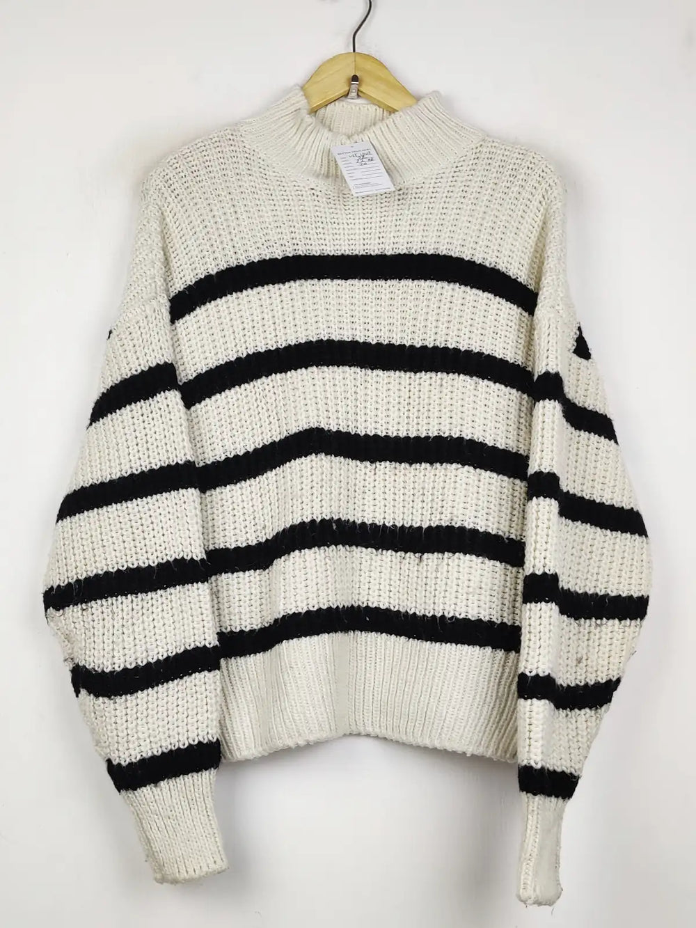 Buy online pre-used pre-loved 100% authentic & Original branded H&M (WT-11108) available in Pakistan. Top international brands avilable.