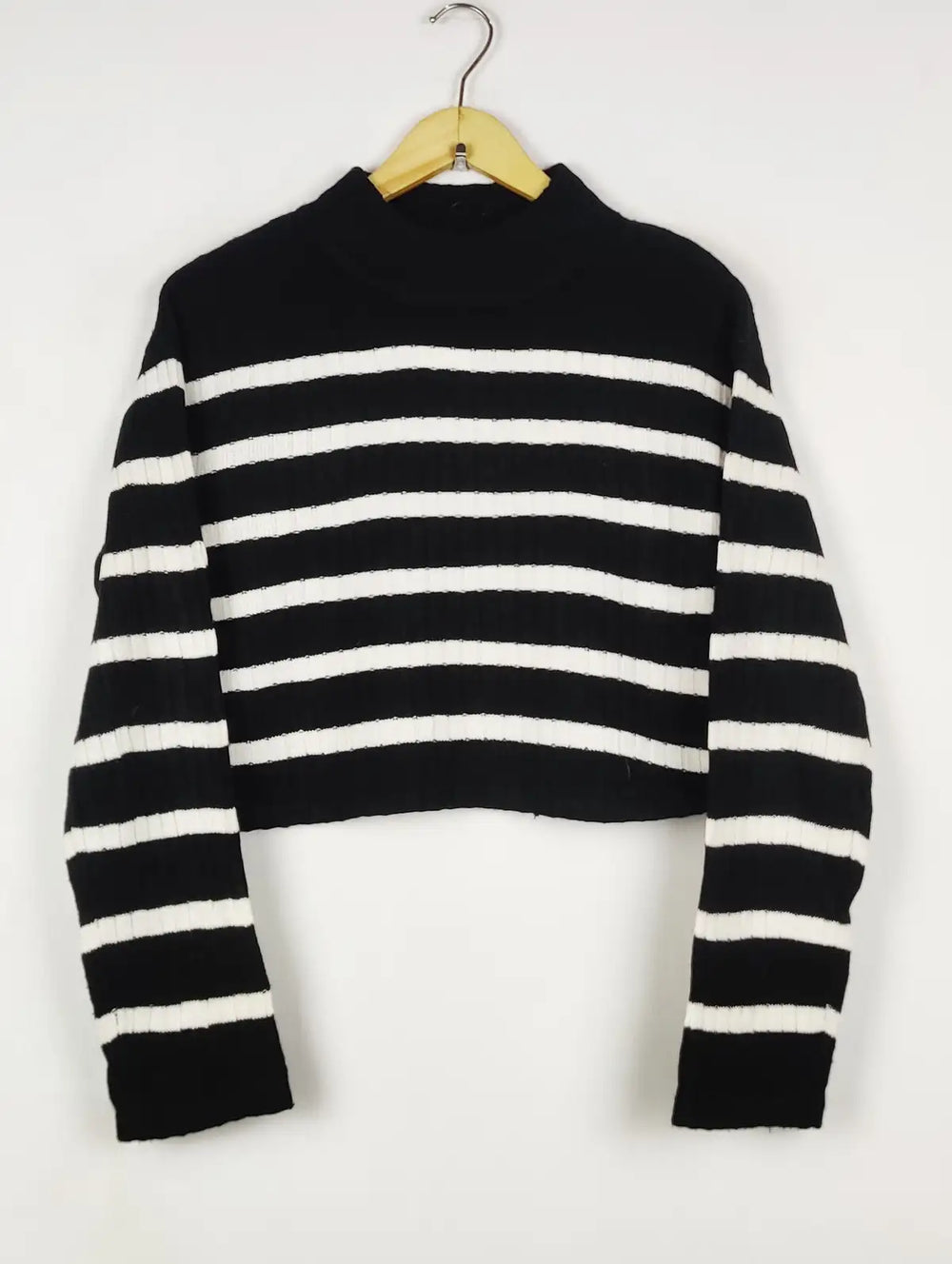 Buy online pre-used pre-loved 100% authentic & Original branded H&M (WT-11976) available in Pakistan. Top international brands avilable.