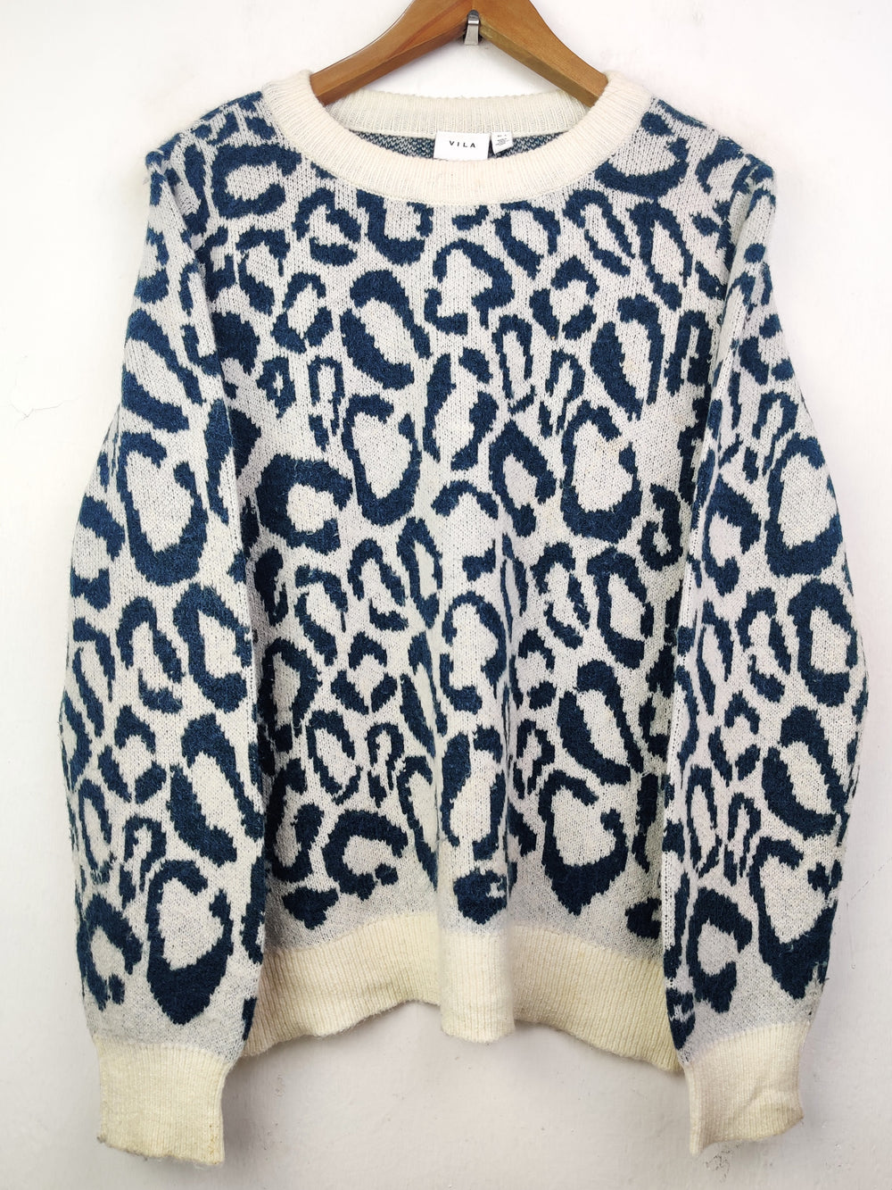 Buy online pre-used pre-loved 100% authentic & Original branded Vila (WT-4519) available in Pakistan. Top international brands avilable.